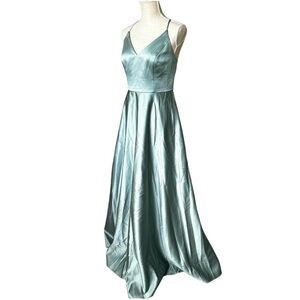 David's Bridal Studio Bridesmaid dress Deep V-Neck A-Line Dress Size 6